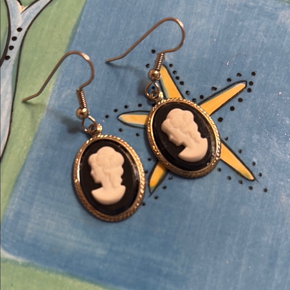 Vintage Black and White Cameo Earrings - Picture 1 of 3